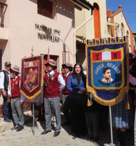 Escolares frente al Museo de Sitio de. Wariwillka