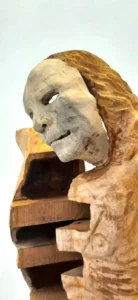 Escultura de papel maché, madera y fierro